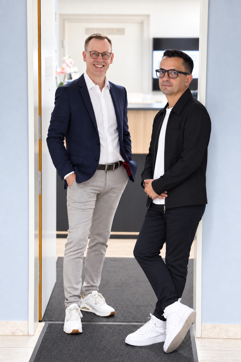 Hendrik Thomalla und Mario Fischer, die Inhaber von Thomalla & Fischer Immobilien, nebeneinander in einer Tür